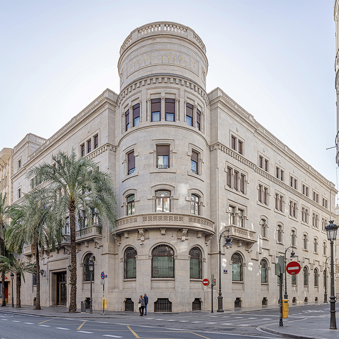 The main facade of the València branch office.