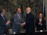 Abrir foto en nueva ventana: Acto público de entrega del Premio de Economía Rey Juan Carlos a Gonzalo Anes y Álvarez de Castrillón (Momento de la entrega del premio a manos de Su Majestad el Rey)
