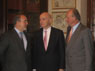 Abrir foto en nueva ventana: Acto público de entrega del Premio de Economía Rey Juan Carlos a Gonzalo Anes y Álvarez de Castrillón (Pedro Solbes y Gonzalo Anes departen con Su Majestad el Rey)