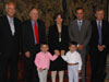 Abrir foto en nueva ventana: Premio Germ&aacute;n Bern&aacute;cer de Econom&iacute;a 2004. Profesora Schmitt-Grohe, 29 de Junio (La galardonada y su familia junto al Gobernador y varias autoridades)