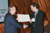 Abrir foto en nueva ventana: Entrega del VII Premio Germán Bernácer a Pierre-Olivier Gourinchas (Miguel Fern&aacute;ndez Ord&oacute;&ntilde;ez, Gobernador del Banco  de Espa&ntilde;a, y Pierre-Olivier Gourinchas, galardonado)