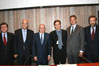 Abrir foto en nueva ventana: Entrega del VII Premio Germán Bernácer a Pierre-Olivier Gourinchas (Jos&eacute; Vi&ntilde;als, Subgobernador del Banco de Espa&ntilde;a,  Vicente Sala, Presidente de la CAM, Miguel Fern&aacute;ndez Ord&oacute;&ntilde;ez, Gobernador del  Banco de Espa&ntilde;a, Pierre-Olivier Gourinchas, galardonado, Lorenzo Bini-Smaghi, miembro del Comit&eacute; Ejecutivo del BCE, y Guillermo de la Dehesa, Presidente del  Observatorio del BCE)