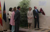 Abrir foto en nueva ventana: Inauguración de la ampliación del edificio del Banco y de la exposición '150 años de historia del Banco de España', 9 de mayo (Su Majestad el Rey Don Juan Carlos descubre la placa inaugurativa)