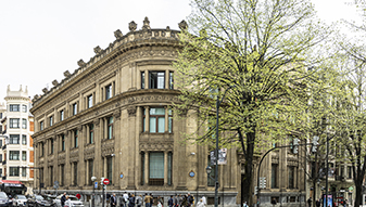 Fachada principal de la sucursal de Bilbao.